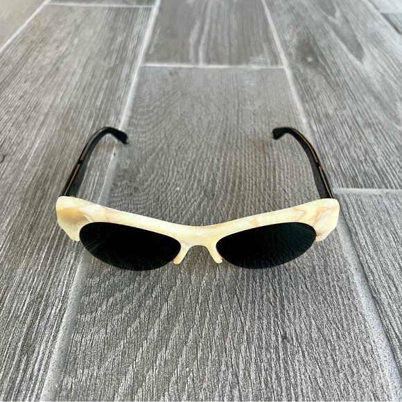 Victoria Beckham CAT 3 VBS91 C8 E Green Lens Beige Marble Sunglasses